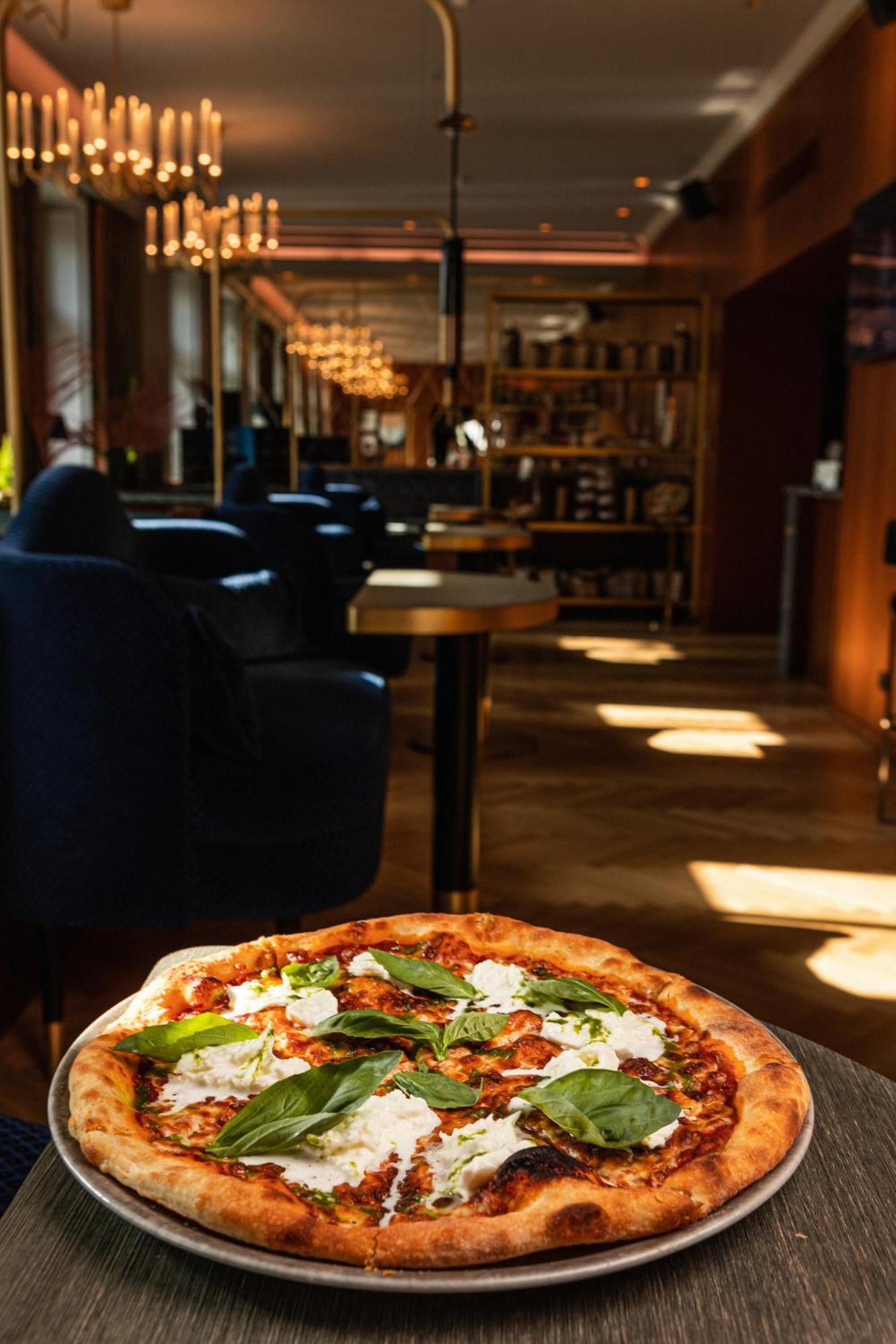 فندق جراند بويت باي سيماراه ريغا المظهر الخارجي الصورة Pizza at the restaurant